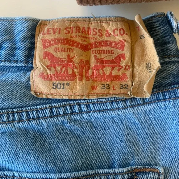 Classic Levi’s 501 Button fly Med wash straight leg jeans. EUC 33x32 - Picture 4 of 4